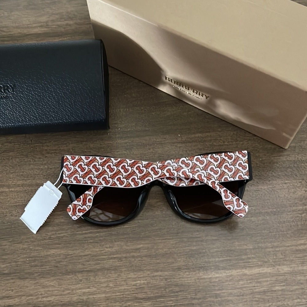 Brand new Burberry sunglasses - Picture 8 of 8